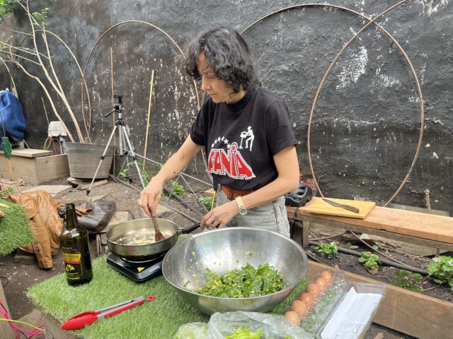 Yohanna Roa demonstrates a recipe 